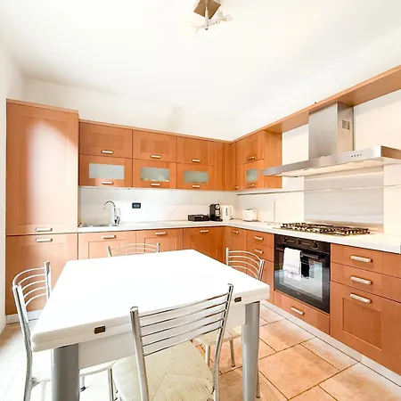 Dimora Larianda - Private Parking And Garden Holiday home