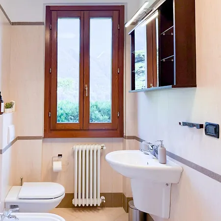 Holiday home Dimora Larianda - Private Parking And Garden